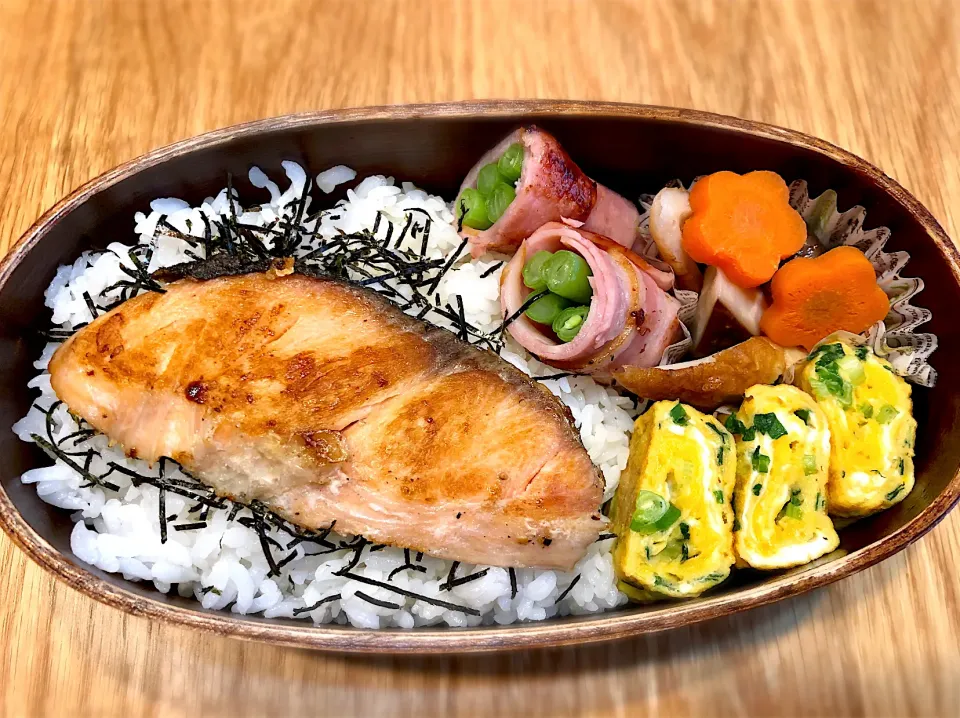 サラ弁　　　　　　　　　　　　　　　　　焼き鮭　インゲン豆のベーコン巻きソテー　ネギ入り卵焼き　煮〆|じゅんさんさん