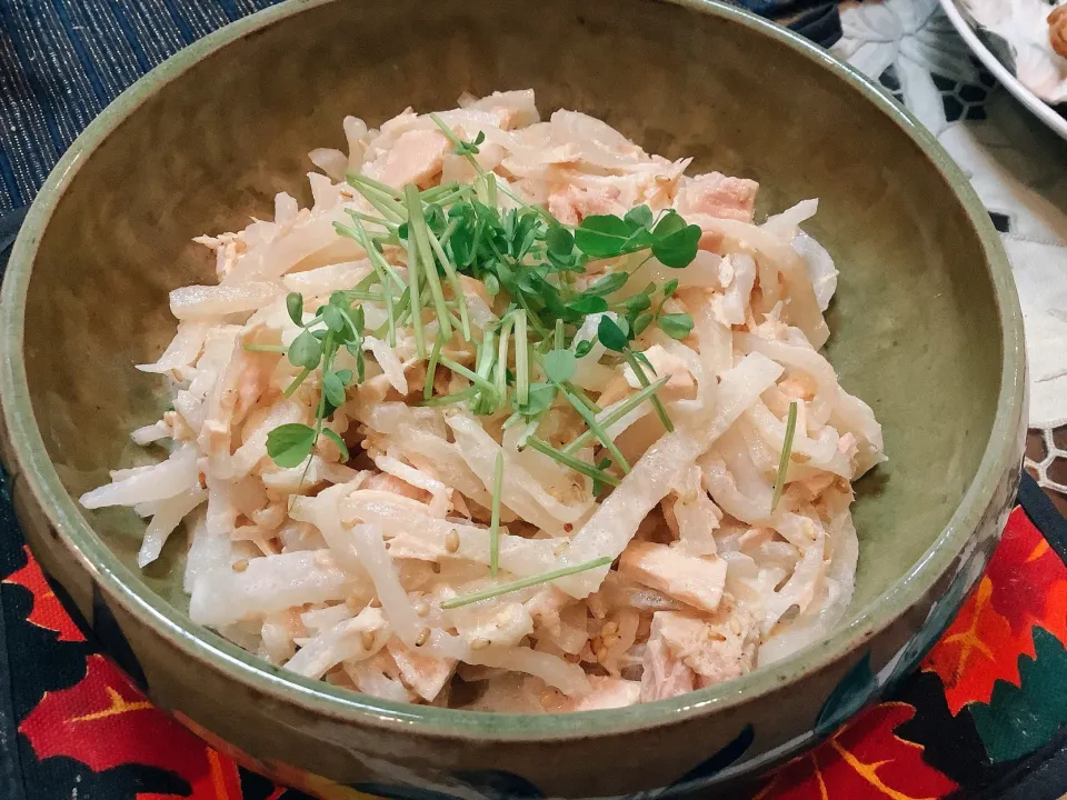 Snapdishの料理写真:土曜日の朝ラダ🥗大根とツナ😋|アライさんさん