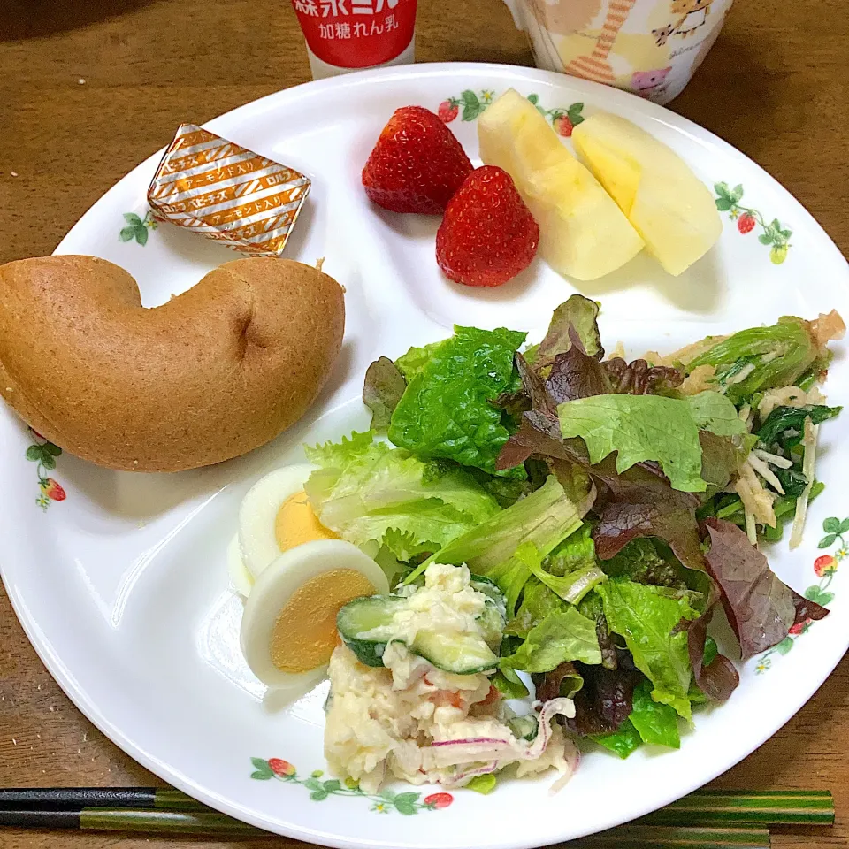 ベーグル🥯とサラダ🥗とフルーツ🍓🍎|みんみんさん