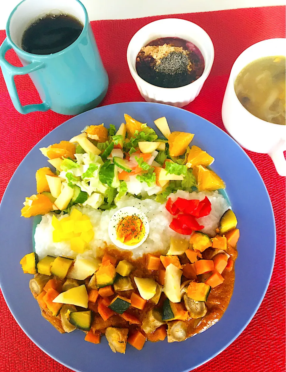 ハッピーモーニングセット💖たっぷり野菜スパイスチキンカレー🍛たっぷり野菜サラダ🥗お粥の上には茹で卵、沢庵、福神漬け😋完食笑笑✌️💖|HAMI69さん