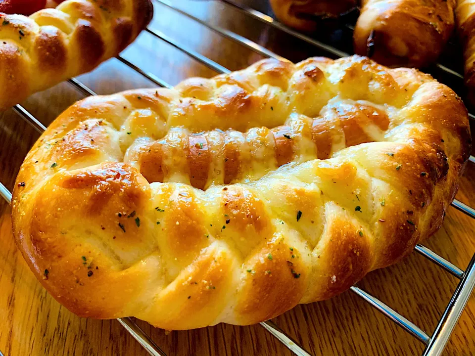 ウインナーパン焼き上がり〜マヨがいい感じ|いちごさん