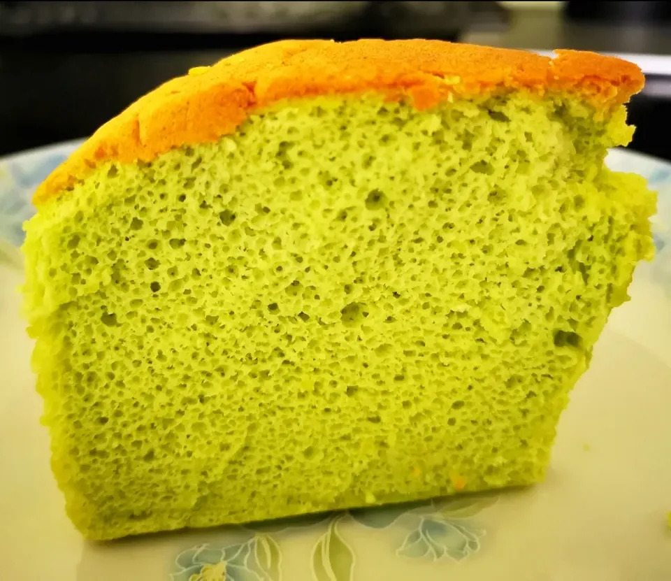 サンドラ リー's dish Pandan chiffon cake
This fluffy light cake is made with coconut milk & pandan juice (screwpine) from whole pandan leaves with organic cold compressed coconut oil. You will be attracted to the fragrance of the cake on your first bite |サンドラ リーさん