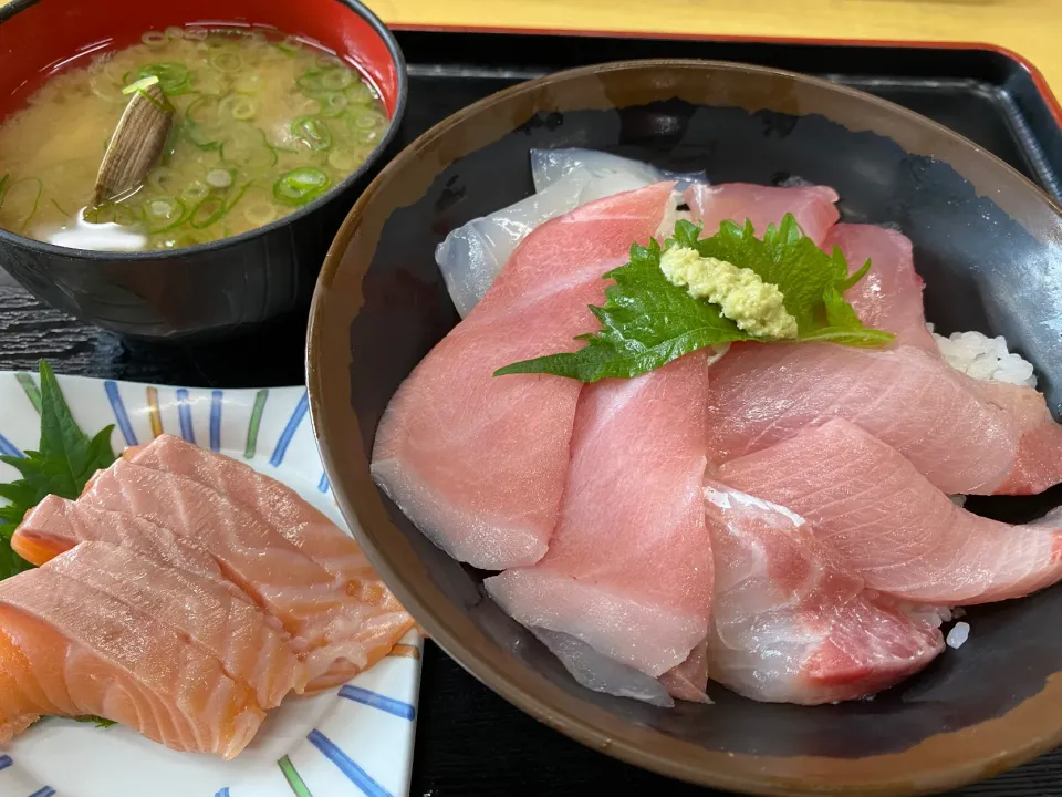 Snapdishの料理写真:地魚どんDX🐟🦑、サーモン刺身、あさりの味噌汁|buhizouさん