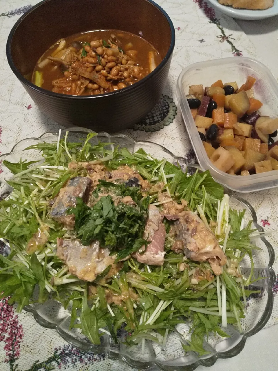 Snapdishの料理写真:今日のお昼ごはん
※サバ缶と水菜の味噌ドレッシングサラダ
※ピリ辛きのこと納豆スープ
※黒豆と根菜の甘辛煮|れあMIXさん