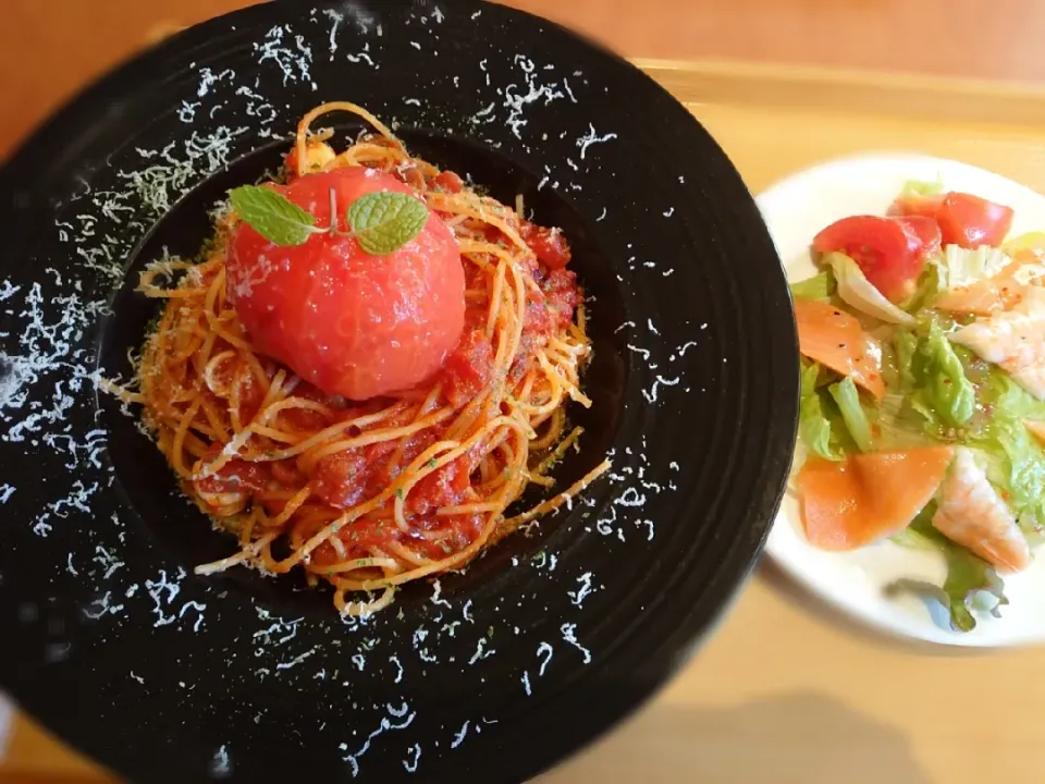 ～おそとでランチ～
丸ごとトマトのチーズパスタ😋🍝|みぽりん♪さん