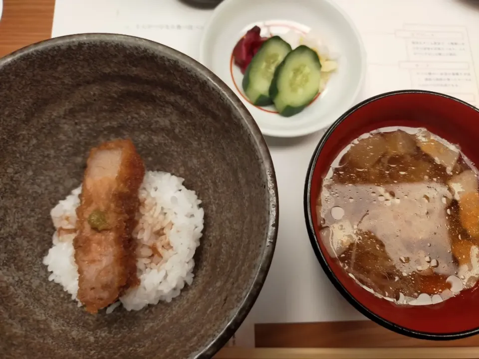 シメは、ソース丼と豚汁とお漬物|フージさん