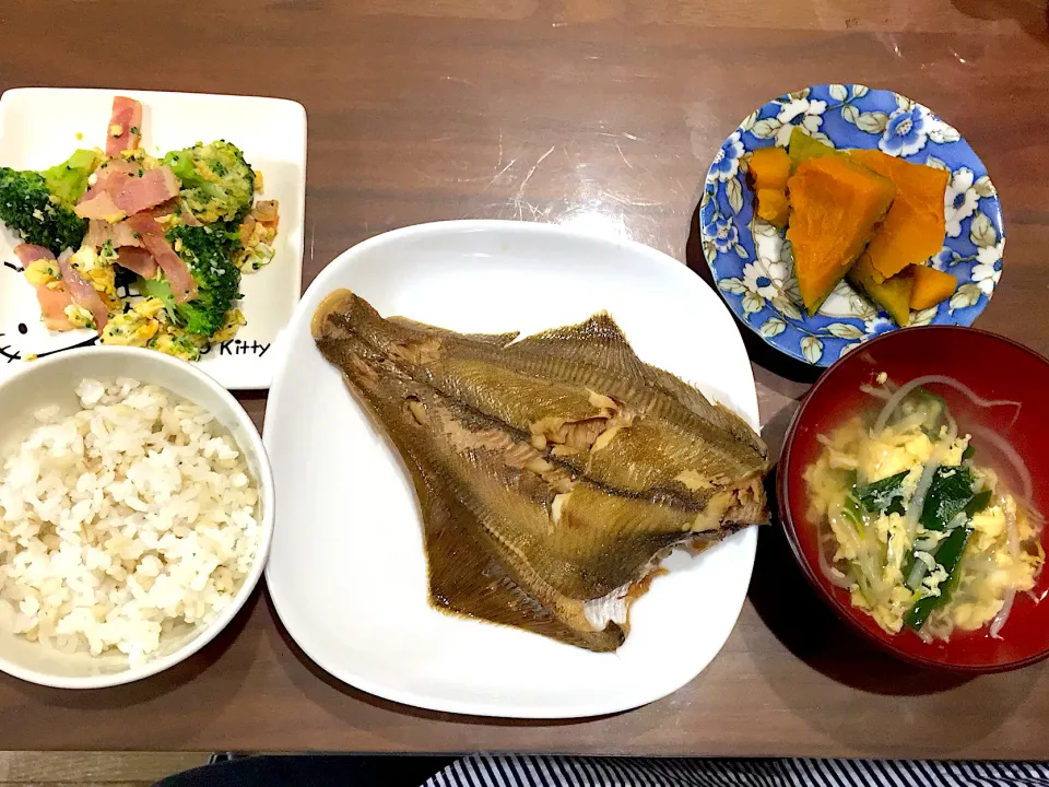 Snapdishの料理写真:カレイの煮付け ニラともやしの卵スープ かぼちゃの煮物 ブロッコリーとベーコンと卵の中華炒め|おさむん17さん