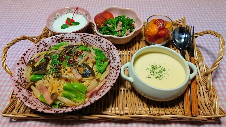 Snapdishの料理写真:❁春キャベツときのこのペペロンチーノ
❁菜の花のツナマヨサラダ
❁カラフルトマトのマリネ
❁コーンクリームスープ
❁プロバイオティクスヨーグルト

#パスタ #ペペロンチーノ #春キャベツときのこのパスタ #春野菜 #菜の花|みかんちょこさん