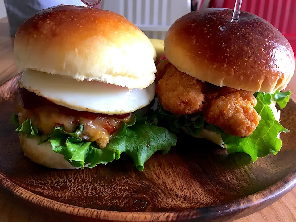 おから入りバンズでチーズバーガー&チキンバーガー🍔|あおあおさん