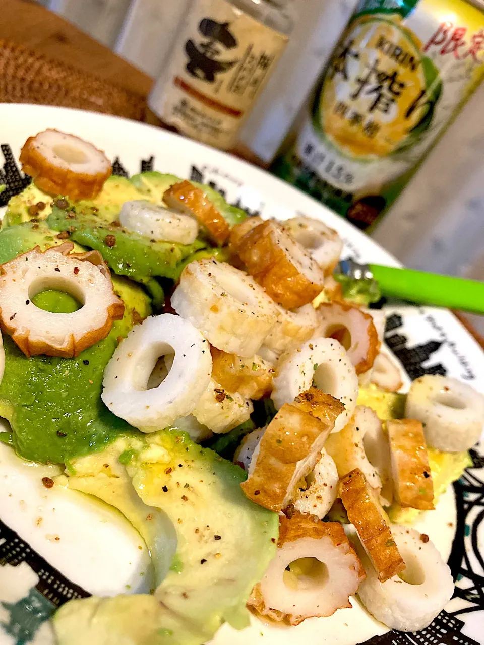 スプーンでくり抜いたアボカドと輪切りちくわにオリーブオイルと極上スパイス喜かけただけ😋🍻💕✨もう四本目なので結構なテキトー度合いです😆|アイさん