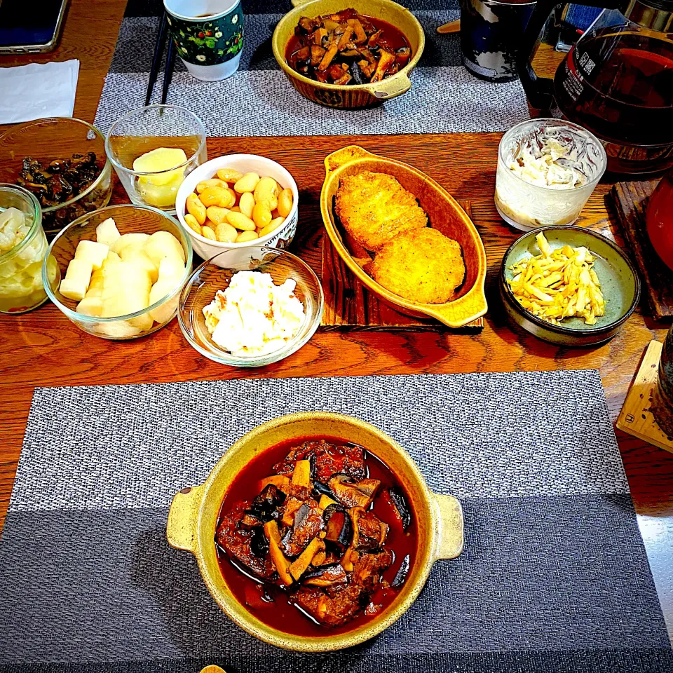 Snapdishの料理写真:昨夜のミートローフリメイク味噌煮込みミート、白は生麺甘煮、フライドチキン、常備菜、漬物、|yakinasuさん