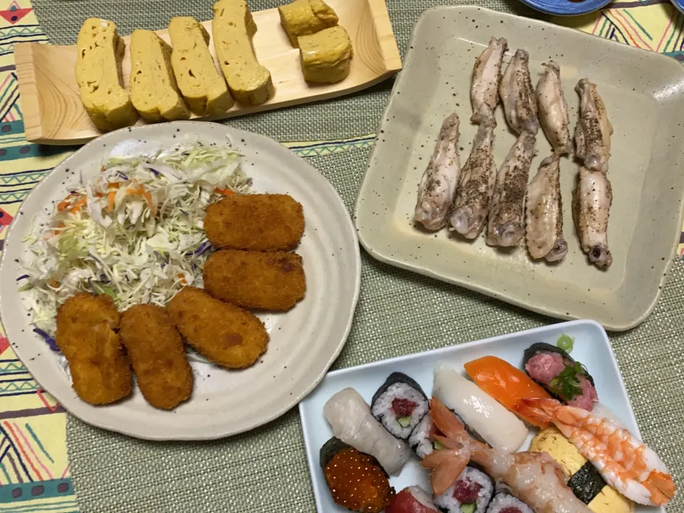 Snapdishの料理写真:手羽先焼き、クリームコロッケと寿司と卵焼きはは買ってきたもの|peanutsさん