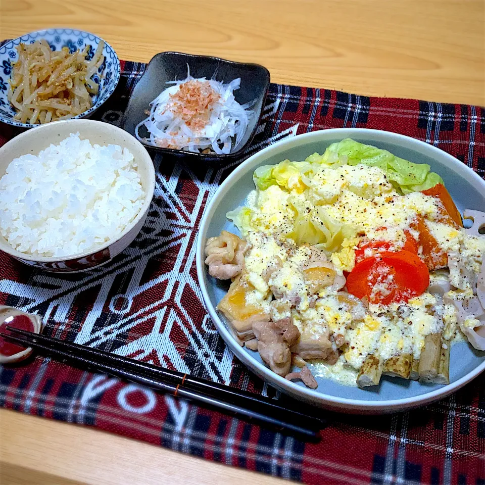 鶏と温野菜のカルボナーラソースがけ、オニオンサラダ、もやしのナムル|ツインうさぎさん