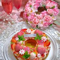 大好きないっちゃんが誕生日プレゼントに素敵なお花のリースを作って送ってくれました(´•̥̥̥ω•̥̥̥`)💕感謝の気持ちを込めて赤桃白3色のいちごのリースタルトを作りました🌸🍓🌸
