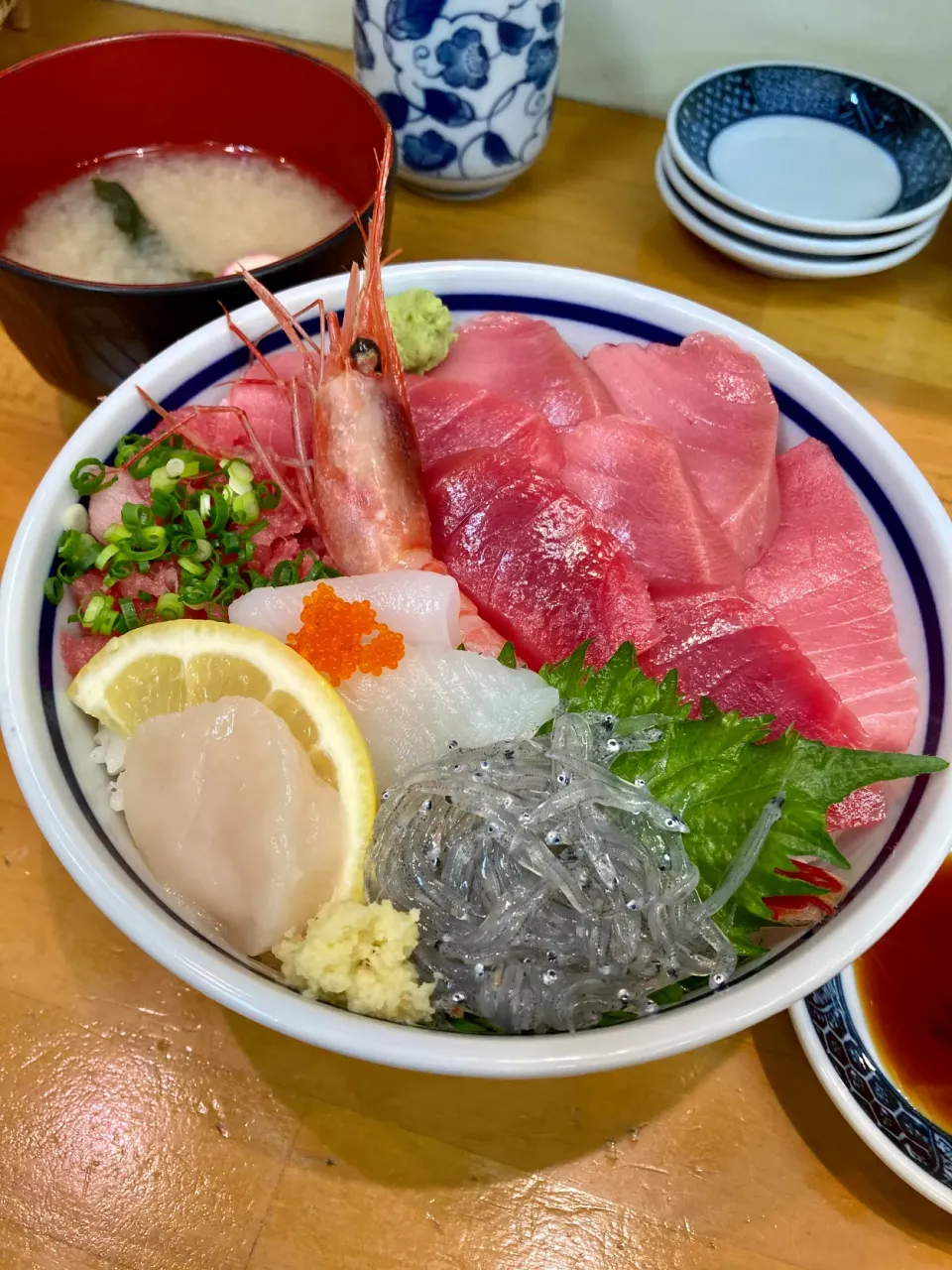 本まぐろ中とろ海鮮丼🐟🦐🦑|Kojiさん