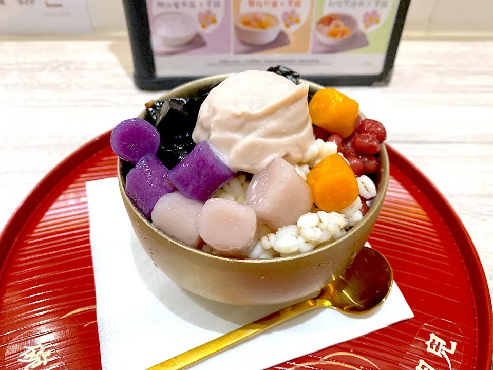 Taro balls and grass jelly in vanilla sauce|skyblueさん