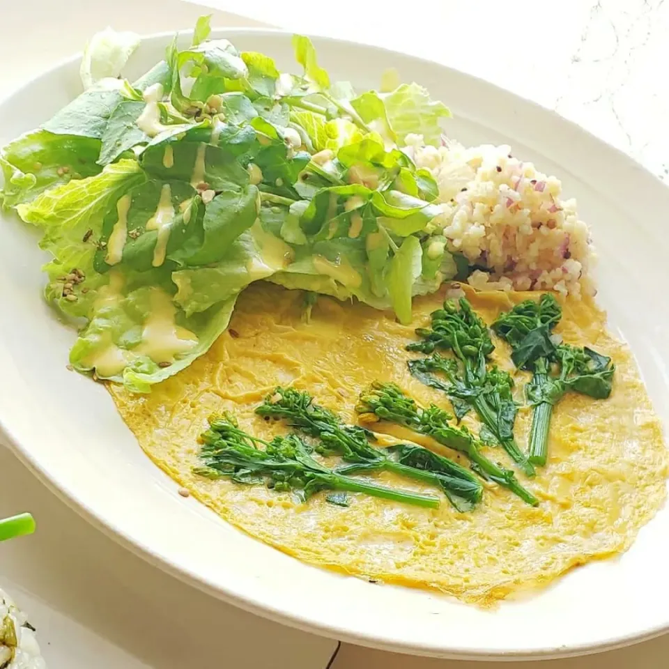 Snapdishの料理写真:菜の花の薄焼き玉子のサラダプレート|mi_neneco♪さん