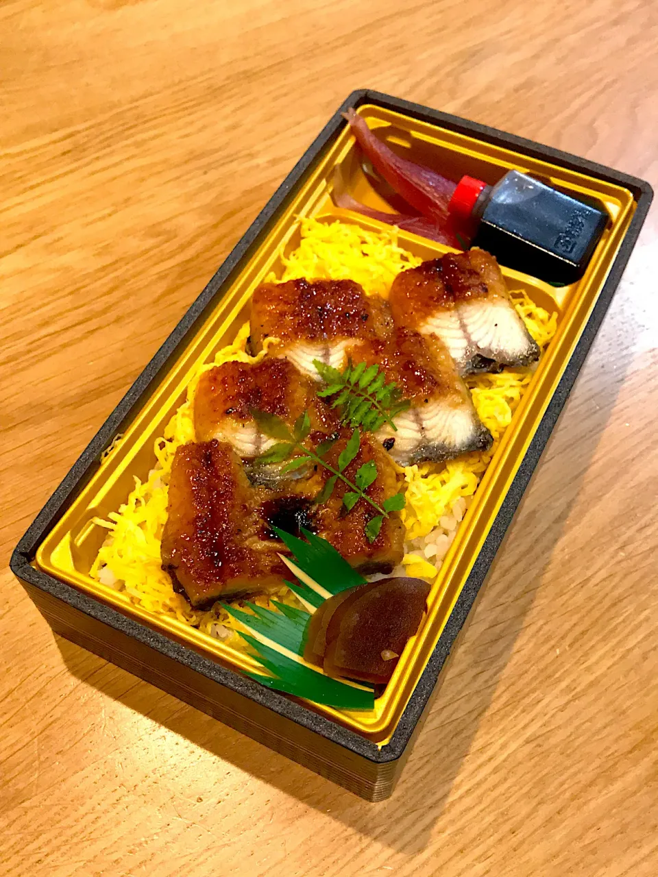 Snapdishの料理写真:活うなぎ蒲焼弁当|髙野泰朋さん