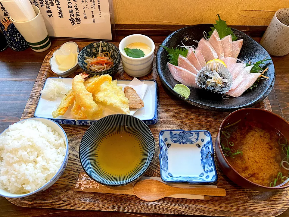 Snapdishの料理写真:天然ぶりとろ刺身と天ぷら定食🐟|buhizouさん