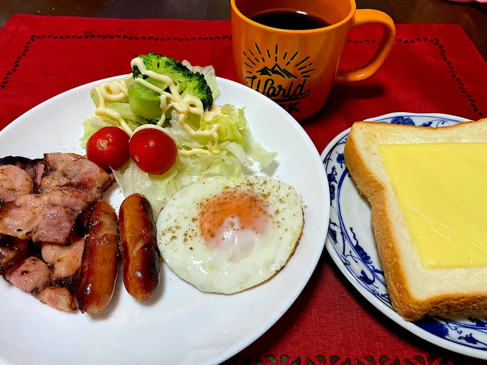 Snapdishの料理写真:チーズトースト＆ワンプレート朝ごはん|やんやんさん