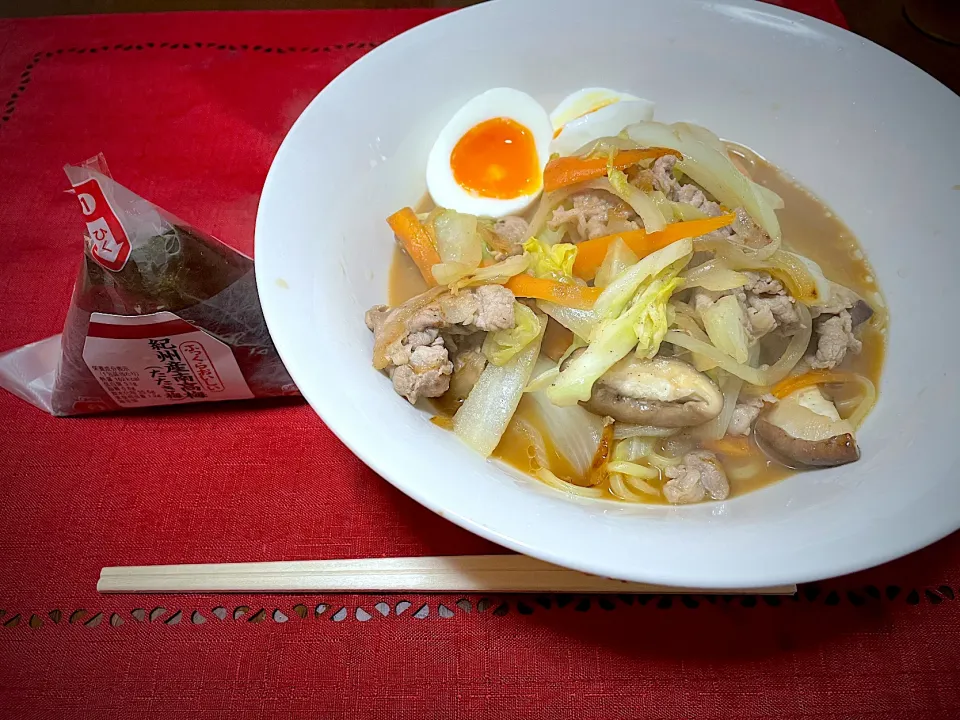 Snapdishの料理写真:醤油ラーメン＆梅おにぎり|やんやんさん