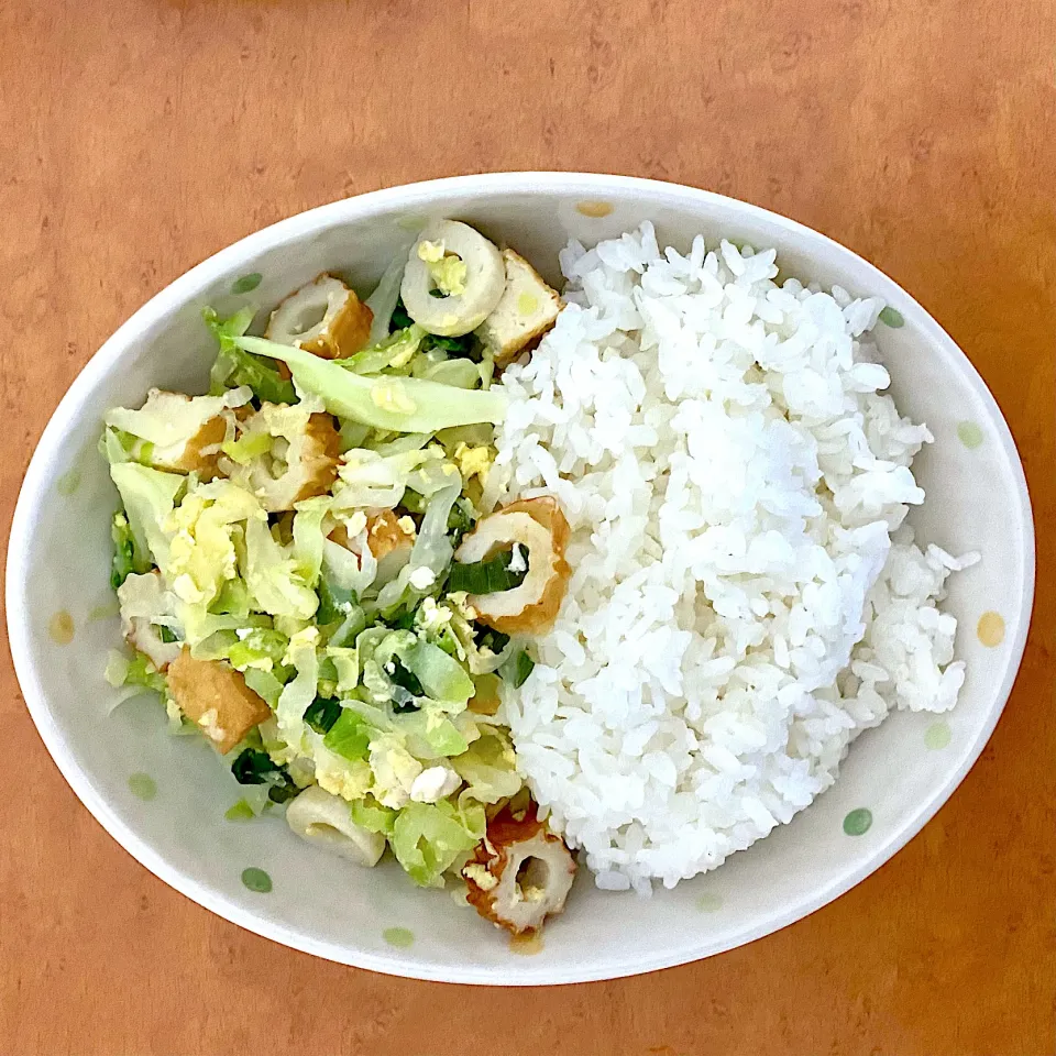 Lunch time with simple stir-fry cabbage with atsuage and chikua, itadakimasu|MI 「いどりす」さん