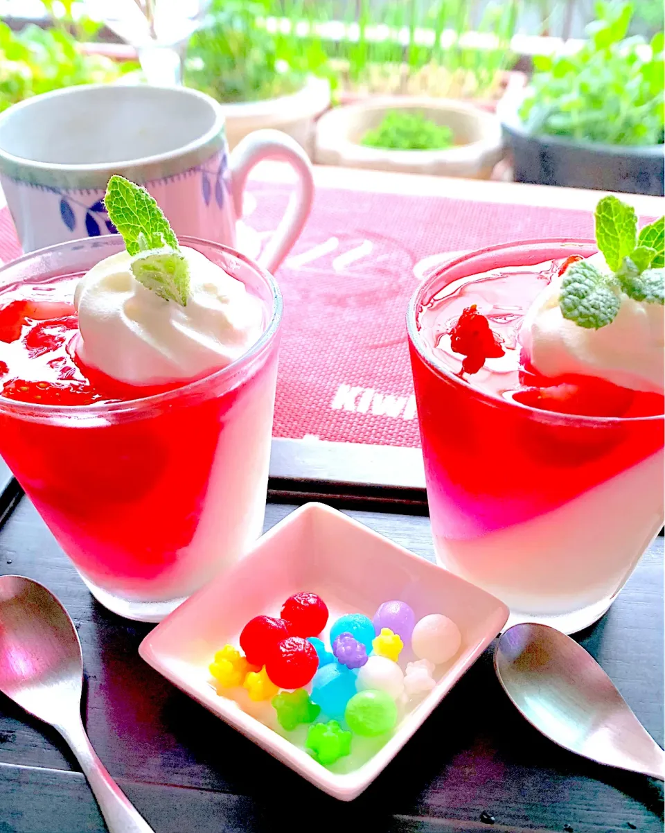 ミルクといちごの🥛🍓ミルクいちご二色ゼリー|シュトママさん