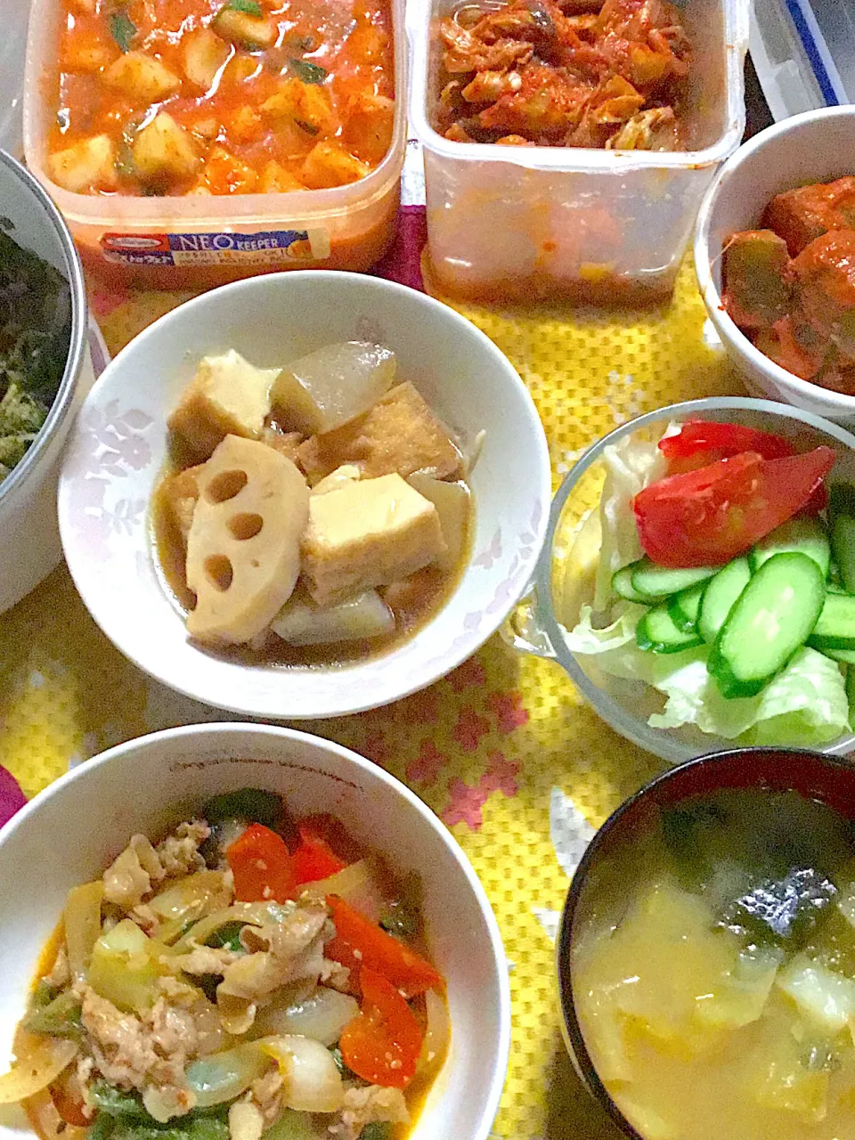 豚キムチ　蓮根の煮物　サラダ🥗　ポッサムスープ　佃煮　キムチ色々|掛谷節子さん