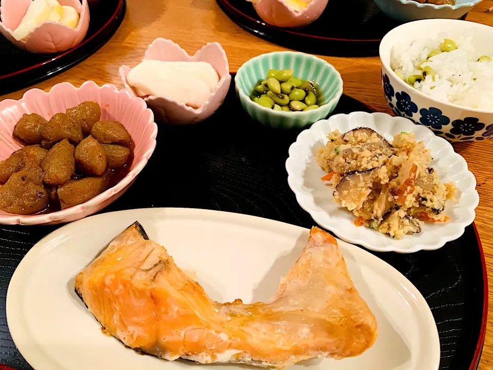 あっさりごはん🍚塩鮭、卯ノ花、ひたし豆、ピリ辛蒟蒻、豆ご飯、柚子沢庵|いちごさん