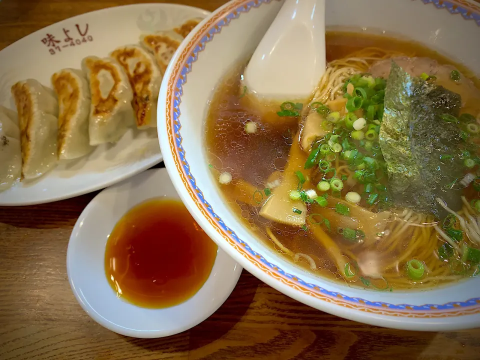 Snapdishの料理写真:自家製麺の味よしさんの醤油ラーメン細麺と餃子(^-^)|ひーちゃんさん