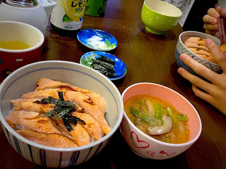 Snapdishの料理写真:炙りサーモン丼　大根と小松菜のお味噌汁　お茶|ch＊K*∀o(^^*)♪さん