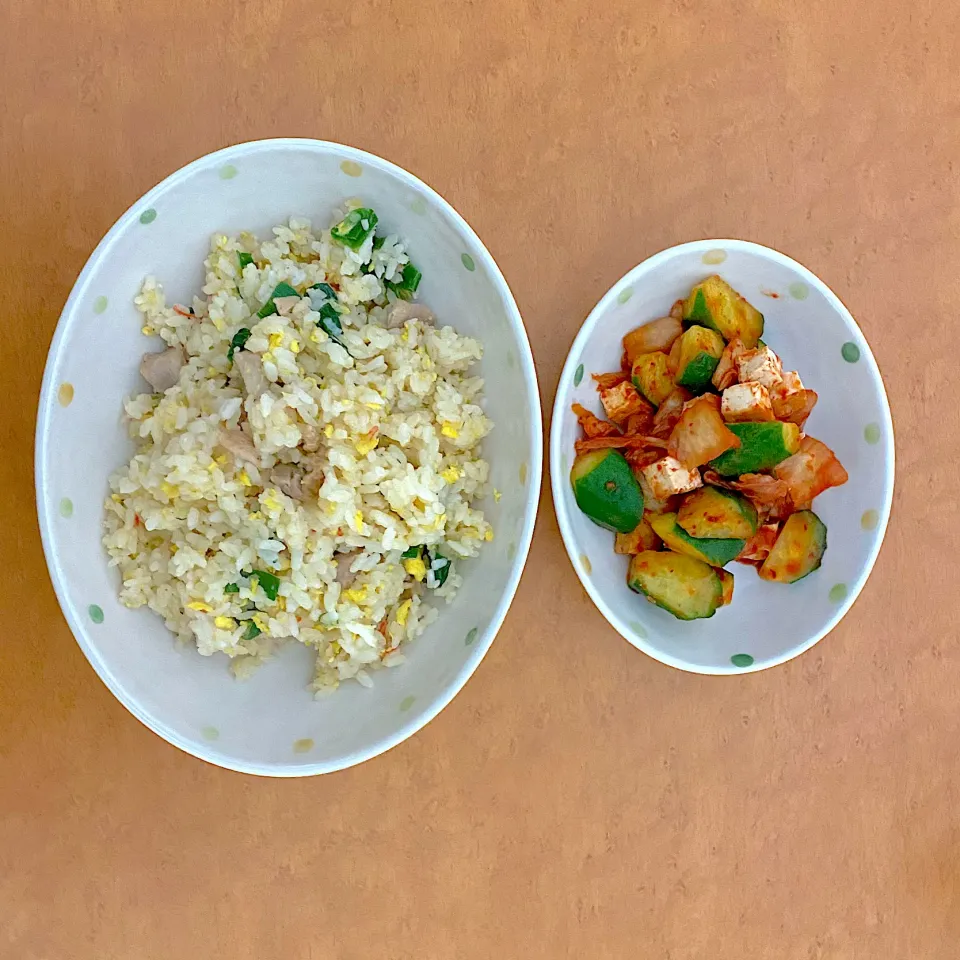 Dinner menu’s: cha-han (fried rice with chicken) and kimchi with cucumber and slice of atsuage (deep fried tofu), itadakimasu|MI 「いどりす」さん