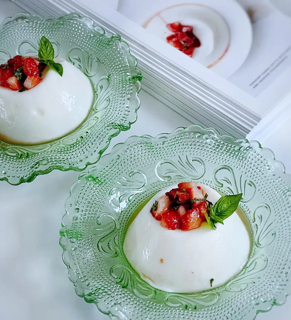 Yoghurt panna cotta with basil and crushed strawberries|12Dragonさん