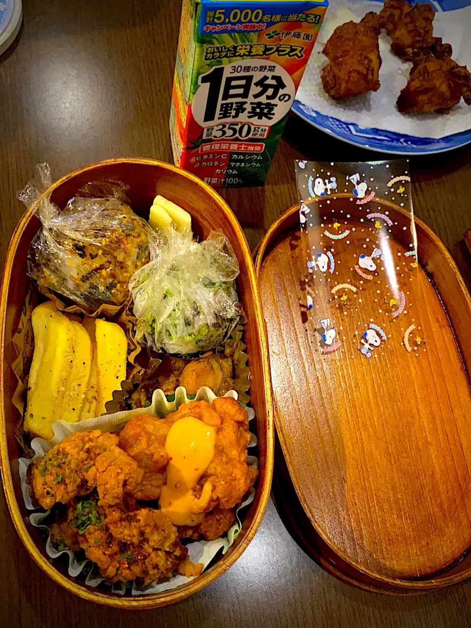 お弁当🍱　十六穀ごはんのおむすび　青菜と鰹のふりかけ　焼き海苔　チーズ　フライドポテト　クレイジーソルト　帆立ロースト　フライドチキン　オーロラ辛ソース　竜田揚げ　七味唐辛子　野菜ジュース|ch＊K*∀o(^^*)♪さん