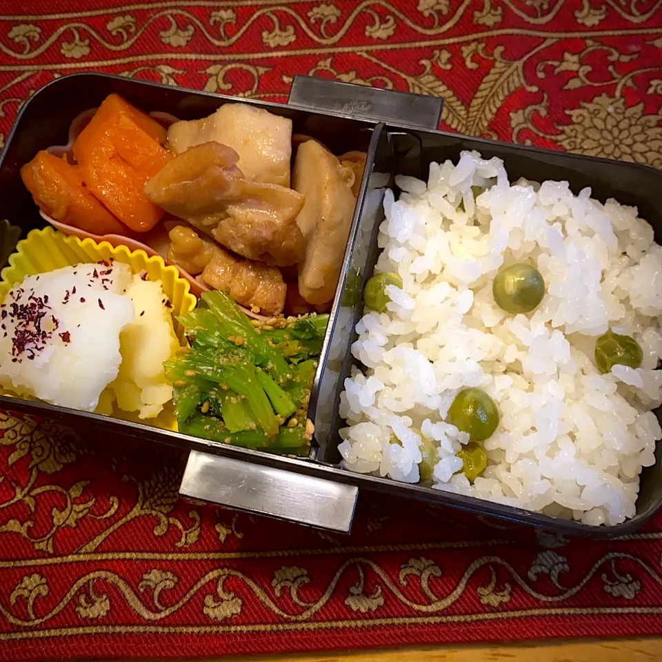 鶏肉と里芋の煮物と、粉吹き芋と、ほうれん草の胡麻和えと、豆ご飯弁当|もえさん