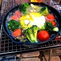 Snapdishの料理写真:キャンプ御飯🏕カマンベールとブロッコリー、トマトのアヒージョ🍅|いちあらママさん