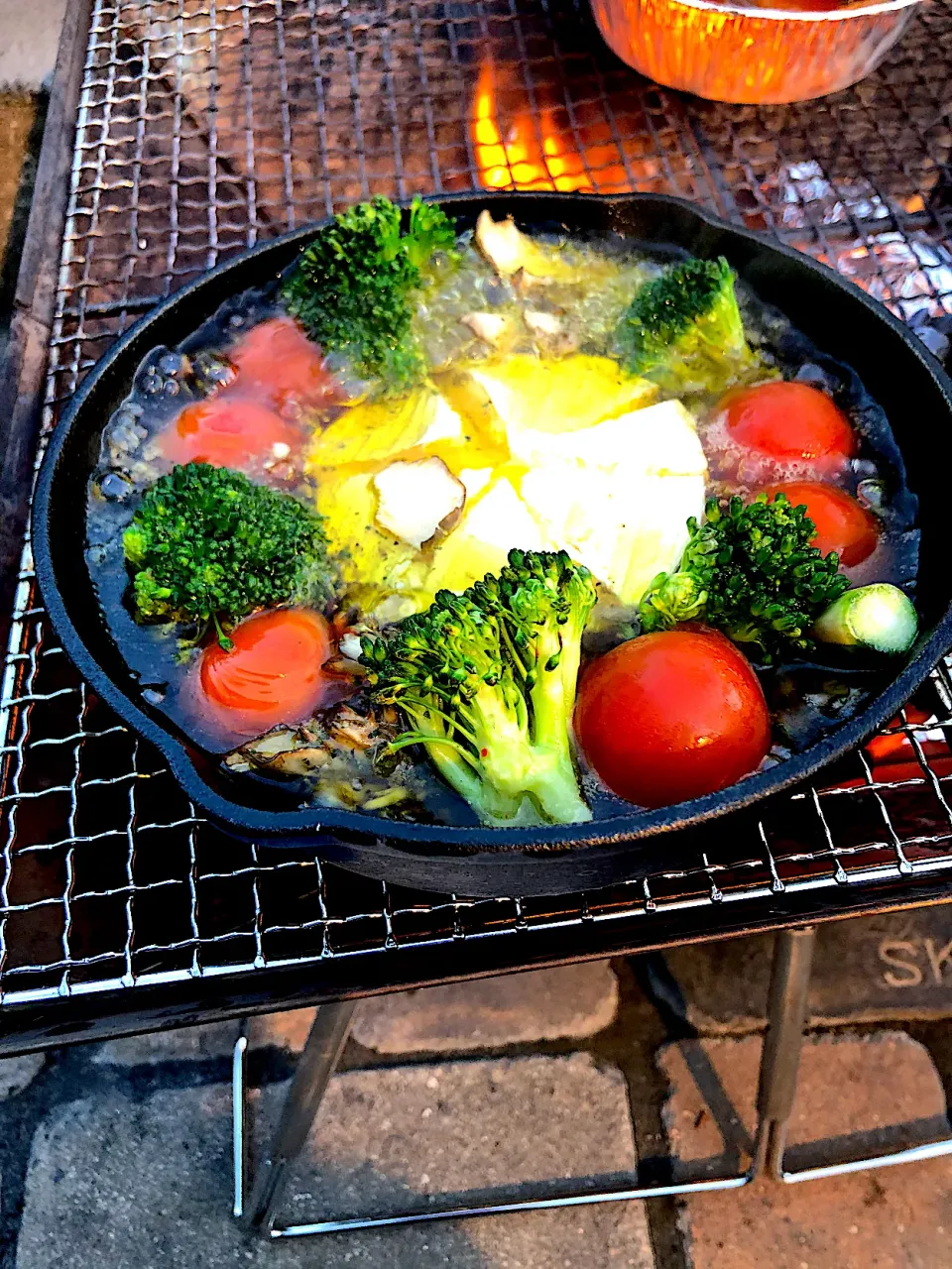 キャンプ御飯🏕カマンベールとブロッコリー、トマトのアヒージョ🍅|いちあらママさん