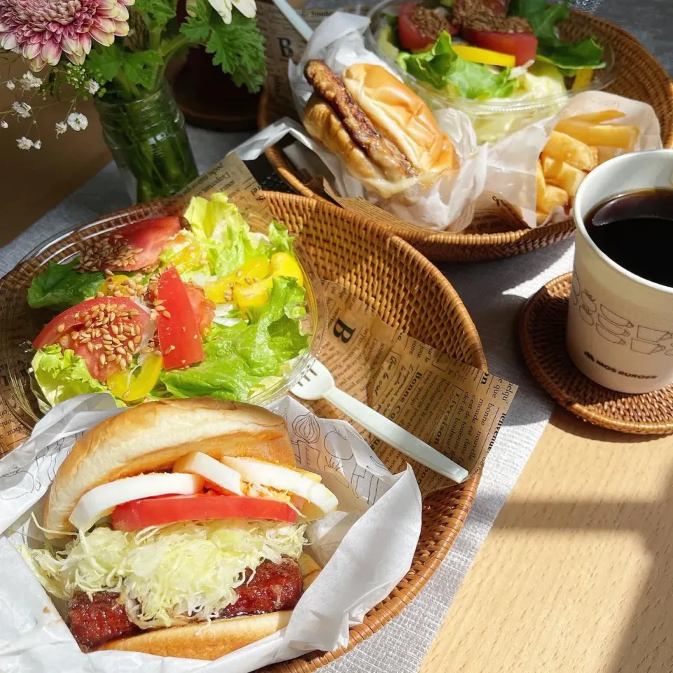 3/22❤︎娘とモスバーガーランチ🍔宅配モス
・
ロースカツサンドはたまご&トマトをカスタマイズしました☺️🌱|Makinsさん