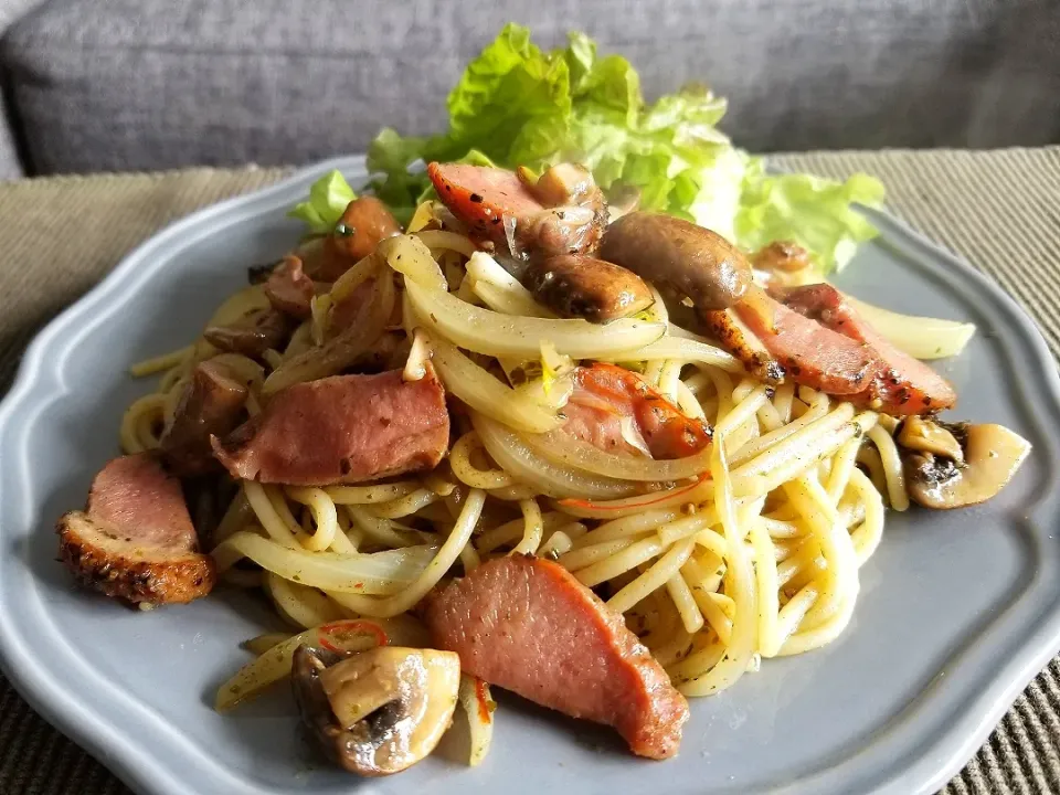 パスタ茹でてたが手が離せなくなり少し伸び気味(^^;　バジルのパスタ！|しあるさん