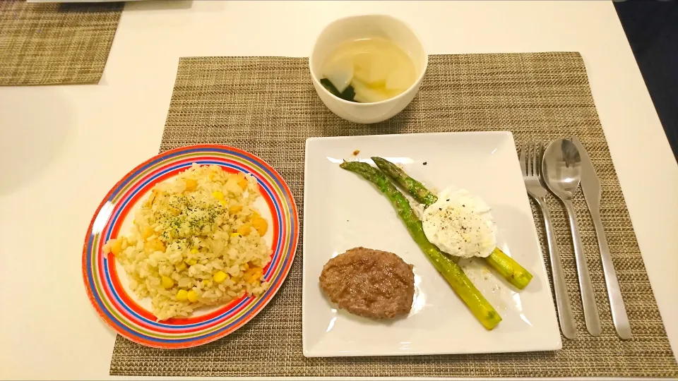 今日の夕食 ハンバーグ、アスパラソテーの卵のせ、えびピラフ、大根とわかめのスープ|pinknari🐰🌈さん