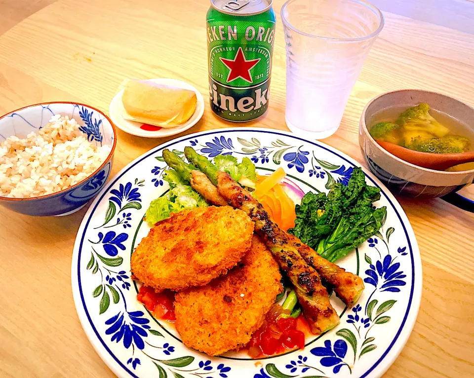 今日の夕食　メンチカツ　肉巻きアスパラ　プチカーボロネロのソテー　サラダ　ブロッコリーのコンソメスープ　もち麦ごはん　天使のふわふわほっぺ|ふわ猫はなちゃんさん