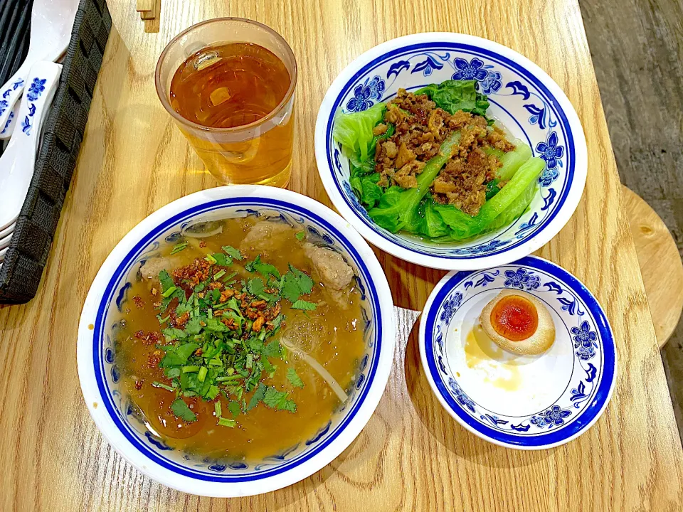 Snapdishの料理写真:Thick soup rice noodles meat + half soft boiled egg + vegetables|skyblueさん