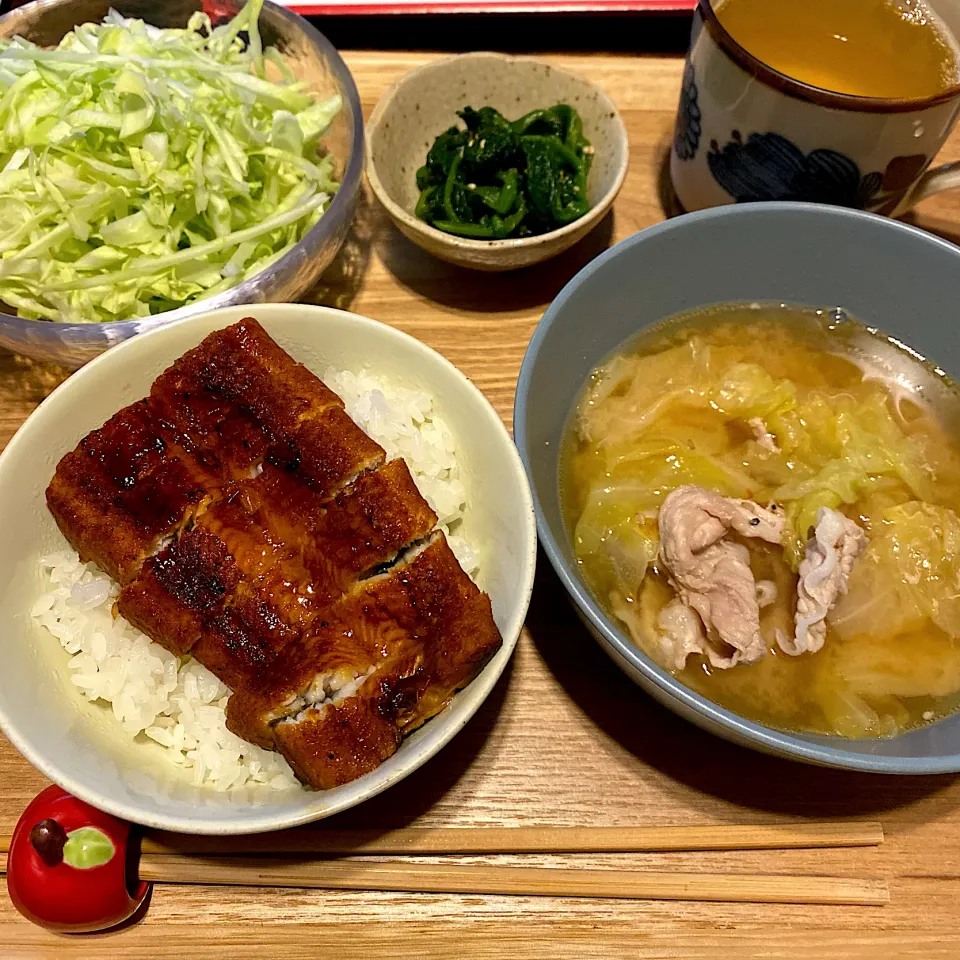 鰻丼、豚肉とキャベツのピリ辛胡麻味噌スープ|なつこさん