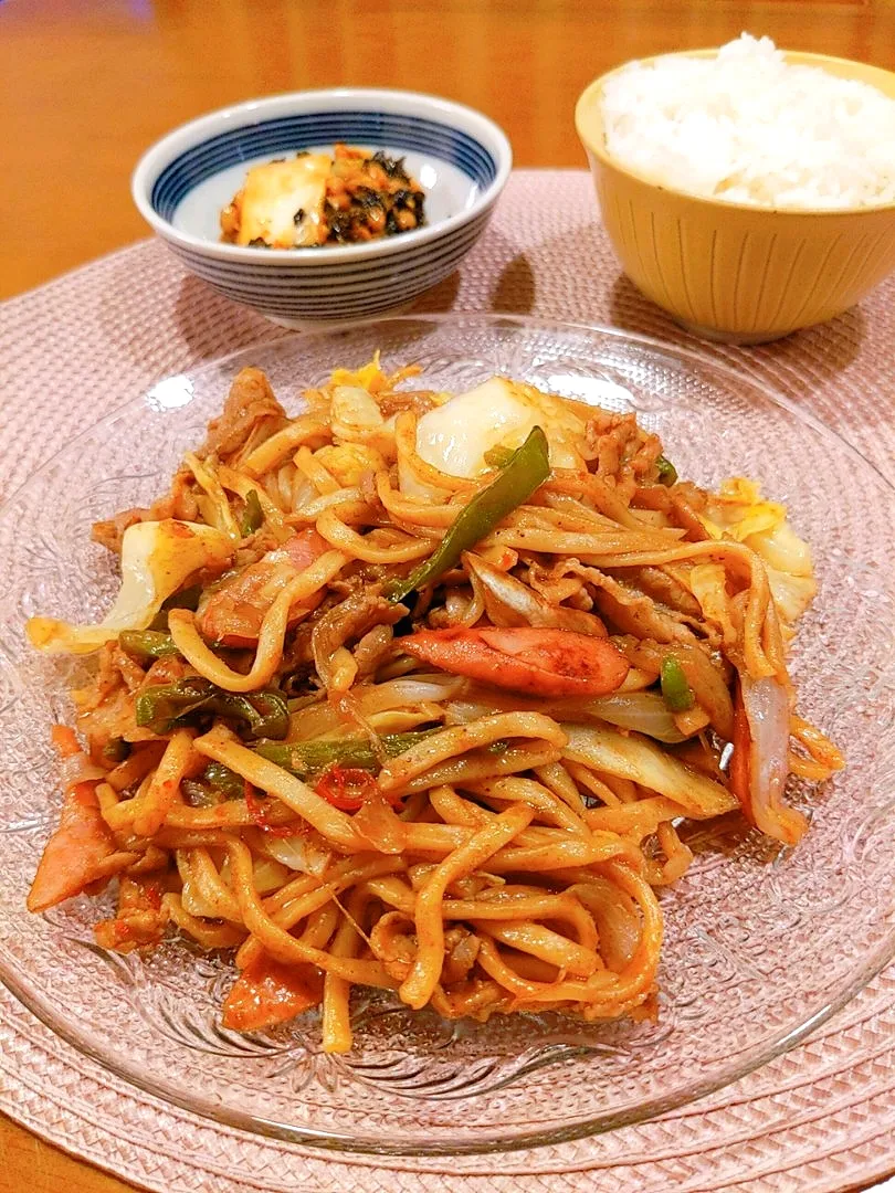 今夜は野菜たっぷりの太麺焼きそば☆
納豆にはキムチと韓国海苔を入れてみました。白ごはんにめちゃ合います♡|yuriさん