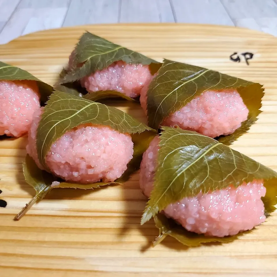 Snapdishの料理写真:道明寺桜もち🌸
甜菜糖を使用したので濃い目に色づけ🌸|きょーこさん