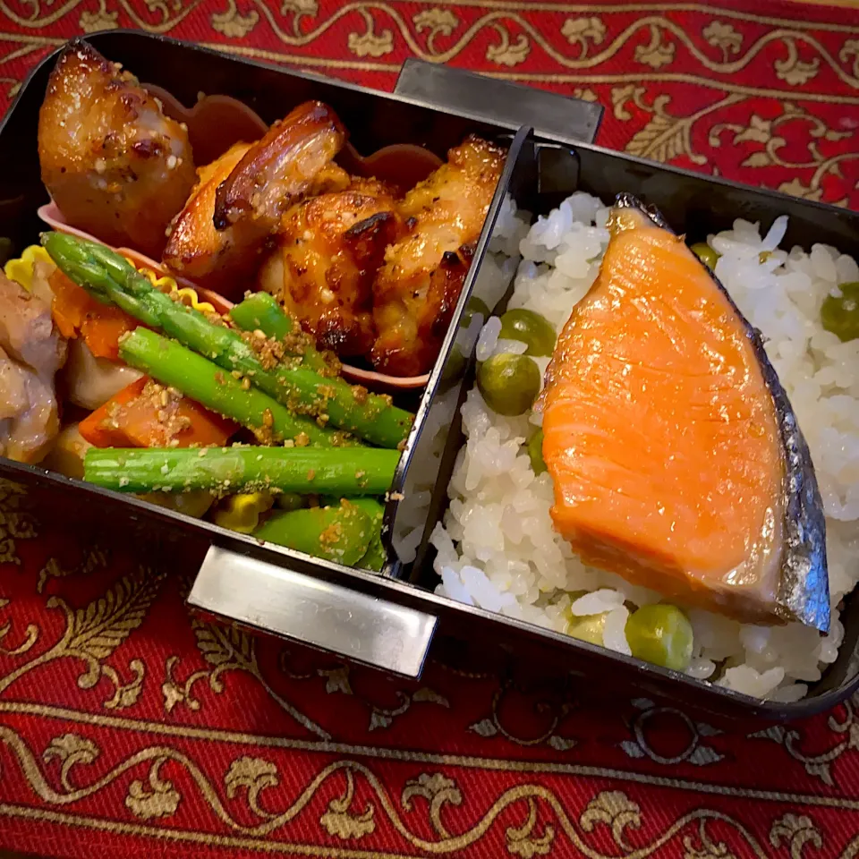 グリルチキンと、鶏肉と里芋の煮物と、アスパラガスの胡麻和えと、焼き鮭と豆ご飯弁当|もえさん