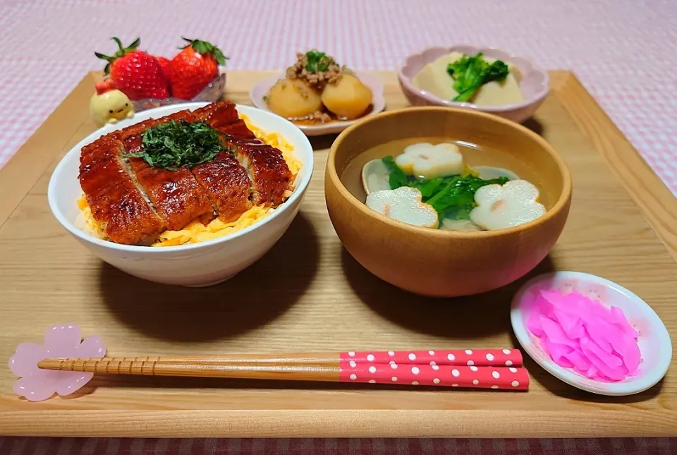 ❁うなぎごはん
❁新じゃがのそぼろ煮
❁菜の花と高野豆腐の煮物
❁蛤と菜の花のお吸い物
❁いちご

お吸い物は白だしを使いました😊|みかんちょこさん