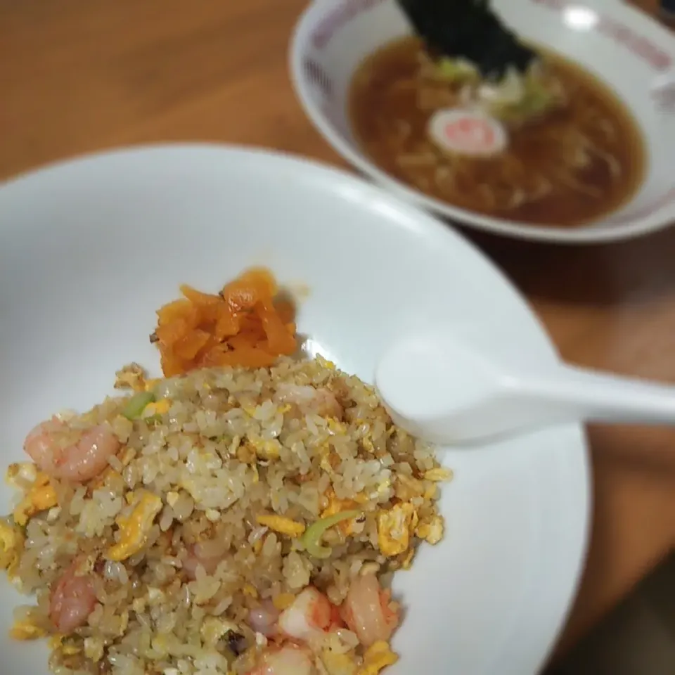 Snapdishの料理写真:海老炒飯とミニラーメン|歌津八番クリニックさん