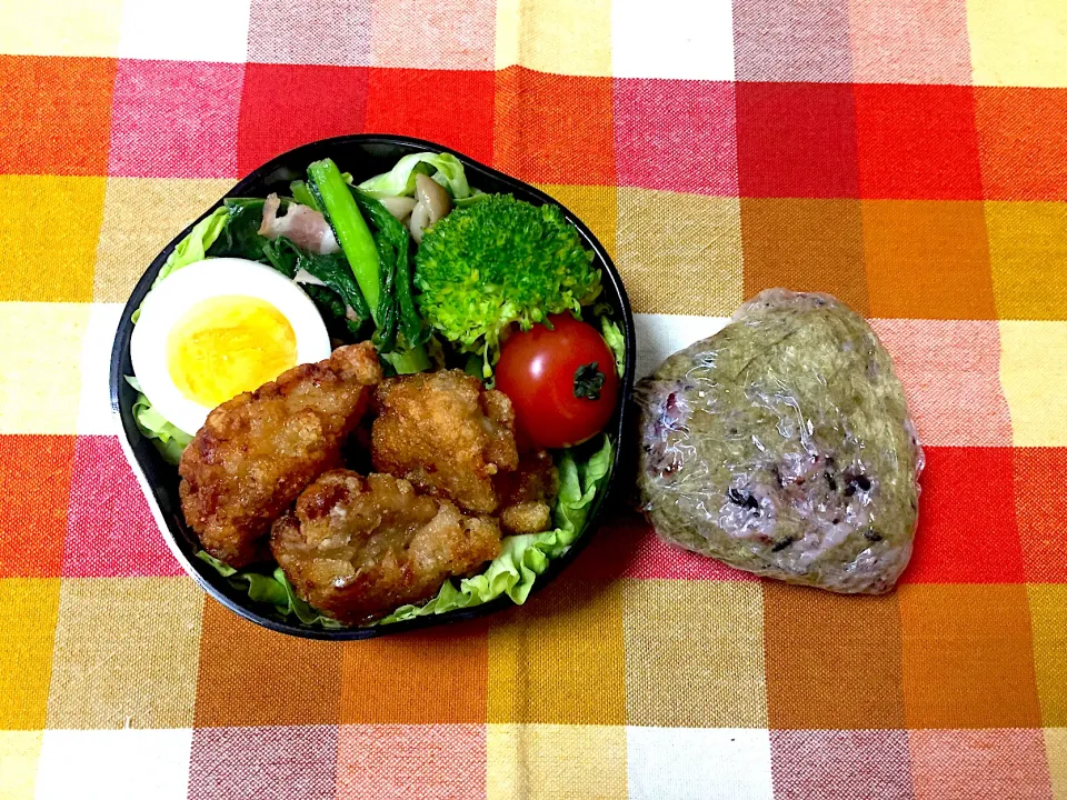 鶏唐揚げ、小松菜&シメジ&ベーコンの炒め物、ゆで卵、とろろ昆布オニギリ|jackybeanさん