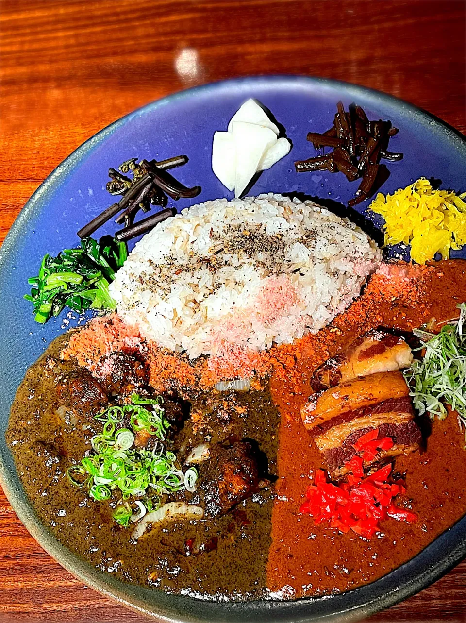 Snapdishの料理写真:豚角煮の八丁味噌カレー　黒ゴマと焦がしニンニクの唐揚げカレー　ダブル|kenshiさん